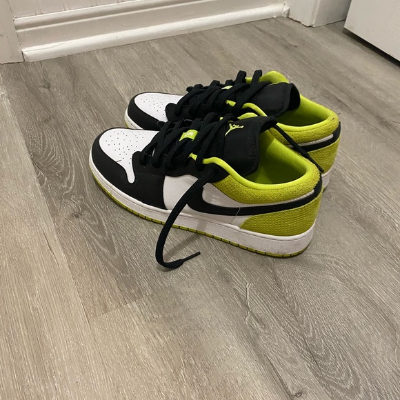 jordan low green/black/white size